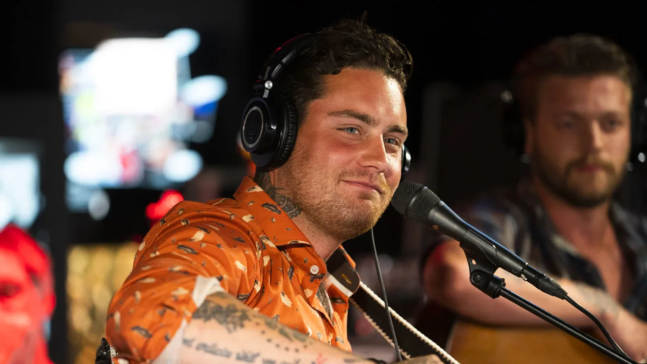 Douwe Bob laat zich opnemen: 'Deze verslaving maakt alles kapot!'