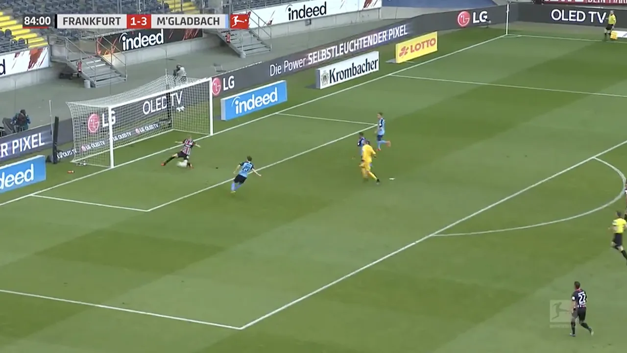 WOW! Frankfurt-verdediger met katachtige reflex voor de doellijn