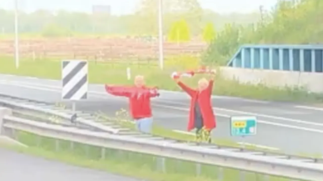 Van Seumeren en vrouw juichen spelersbus Utrecht toe op de snelweg