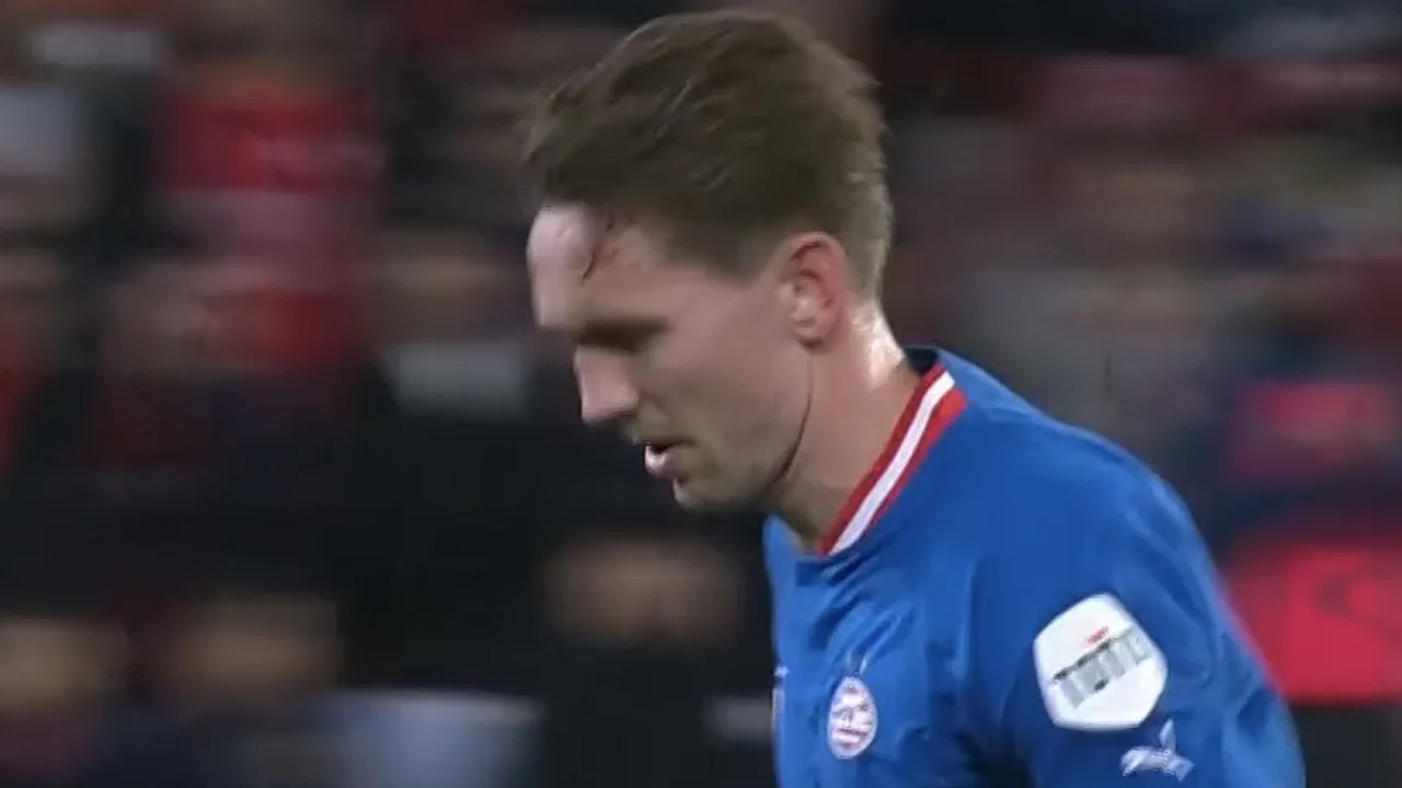 Luuk de Jong wordt gewisseld en krijgt applaus van Sevilla-supporters