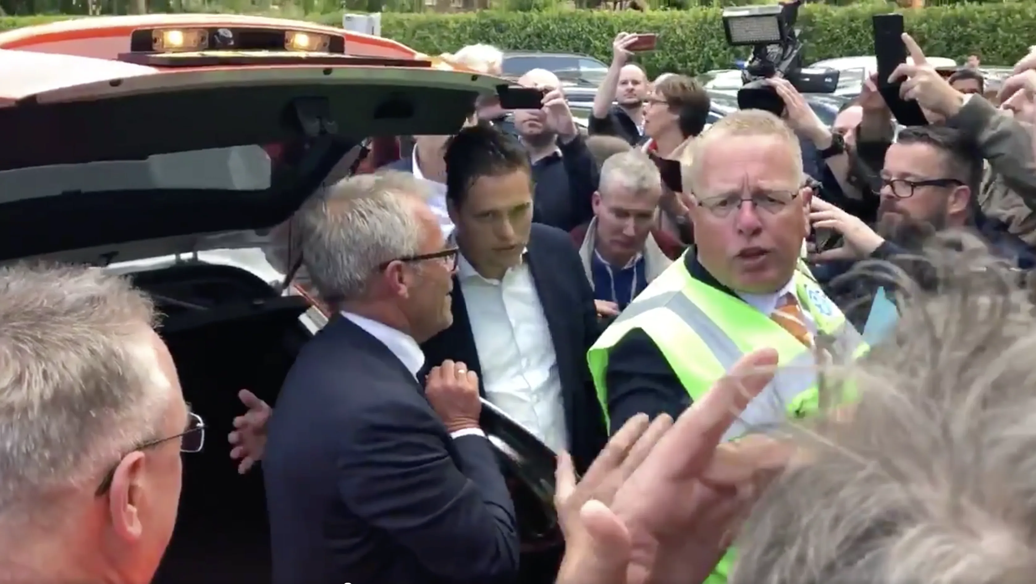 BONJE! Fotograaf vs. Steward bij presentatie kampioensschaal