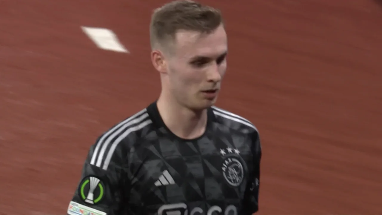 ROOD: Ajax verder met tien man tegen Aston Villa na rood voor Mannsverk