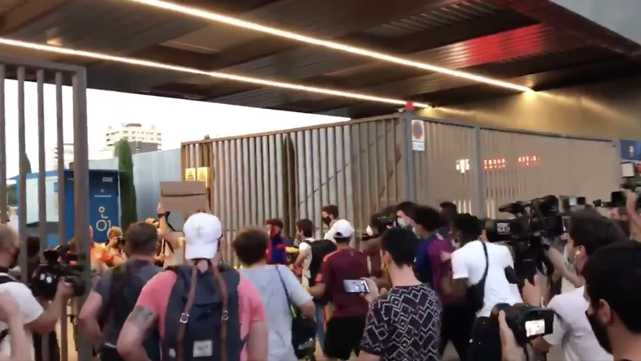 Onrust in Barcelona: boze supporters dringen Camp Nou binnen