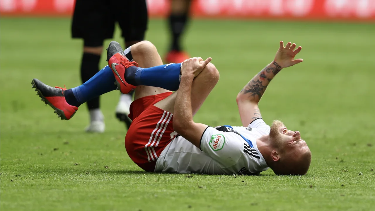 Drama voor Van Drongelen: zware knieblessure, eigen goal en gemiste promotie