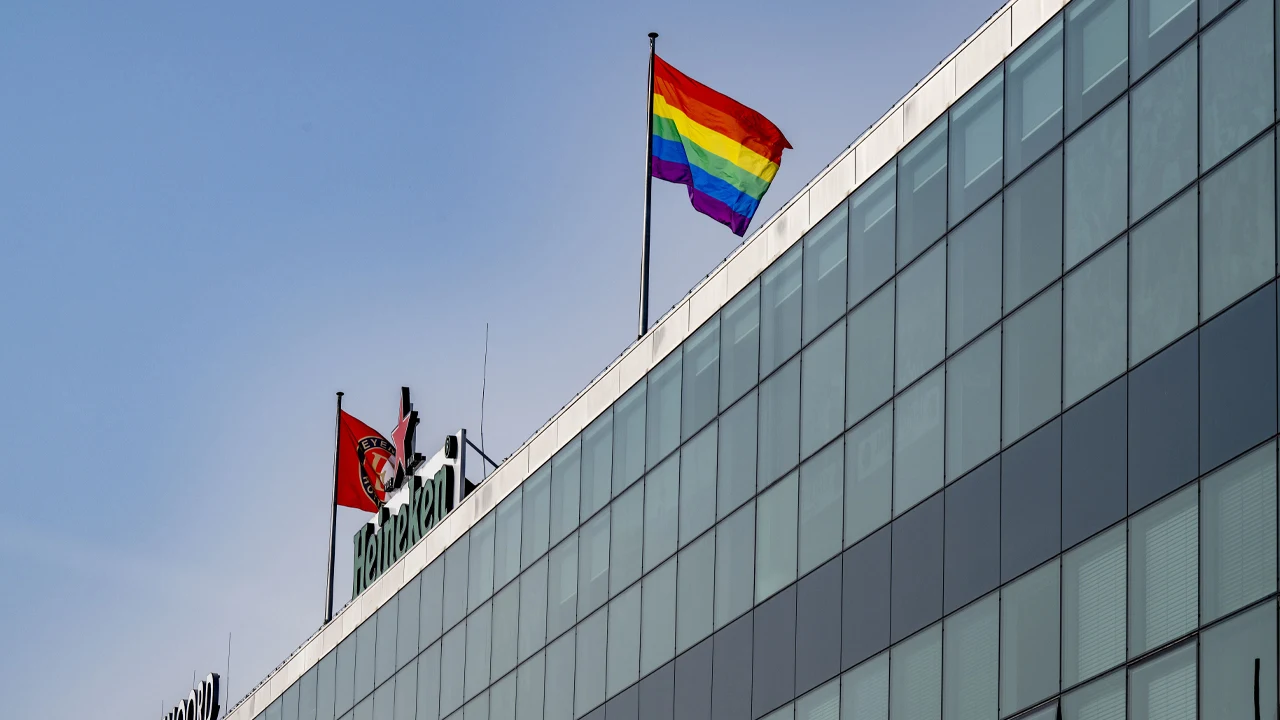 Feyenoord laat regenboogvlag wapperen bij De Kuip