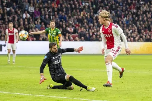 Ajax met Dolberg en Neres