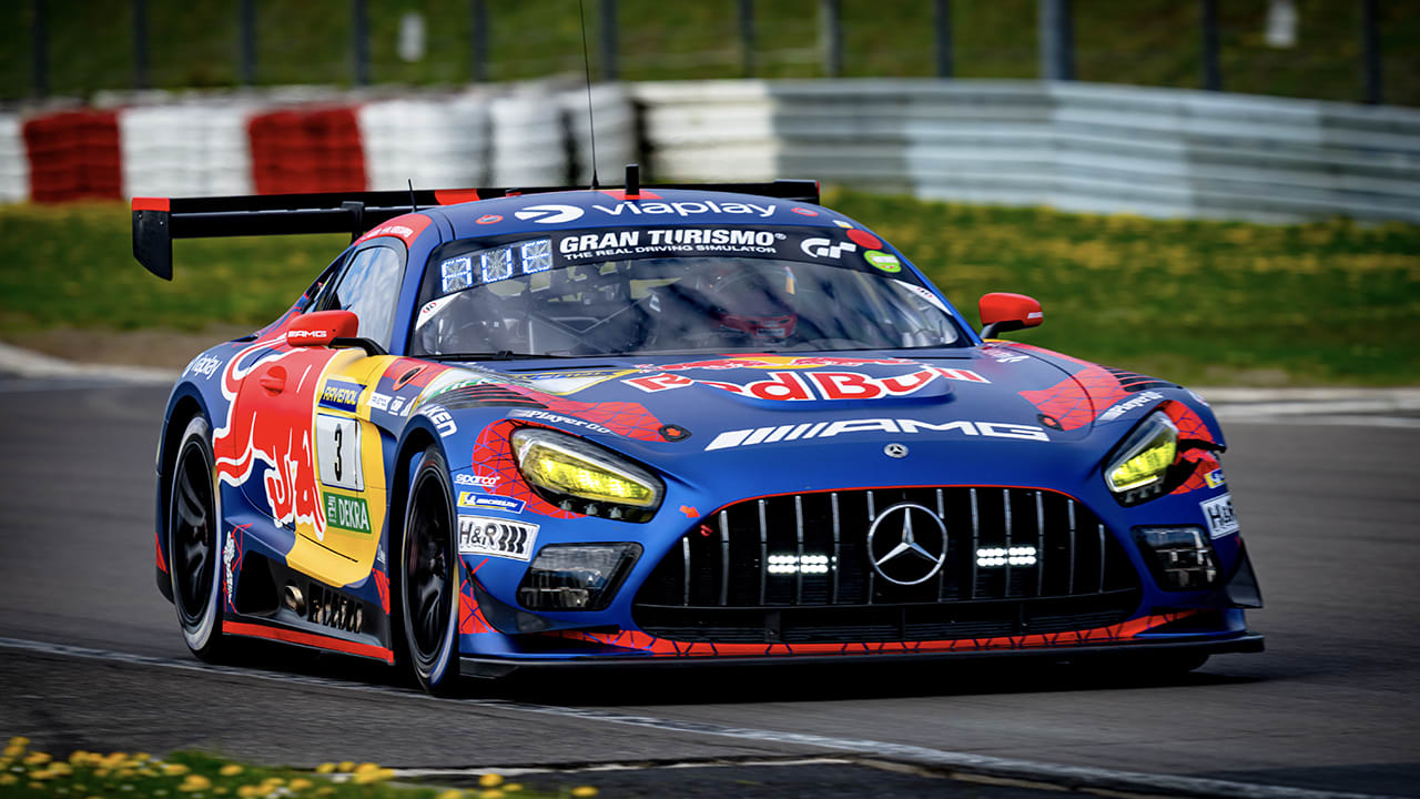 Race met Max Verstappen op Nordschleife stilgelegd na overlijden Finse coureur (66)