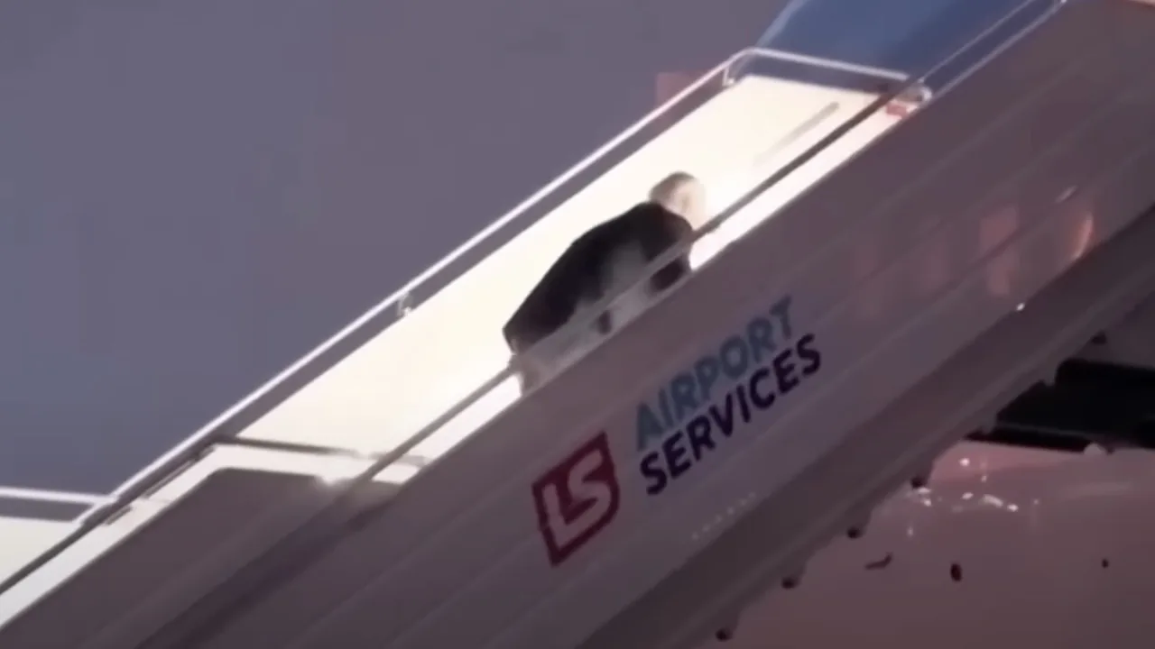 Video: Joe Biden struikelt opnieuw op vliegtuigtrap