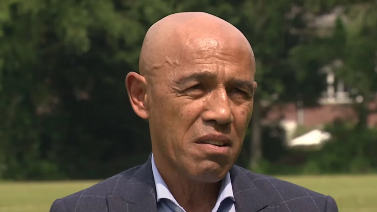 Simon Tahamata is boos op Ajax: 'Ze laten mij gewoon links liggen'