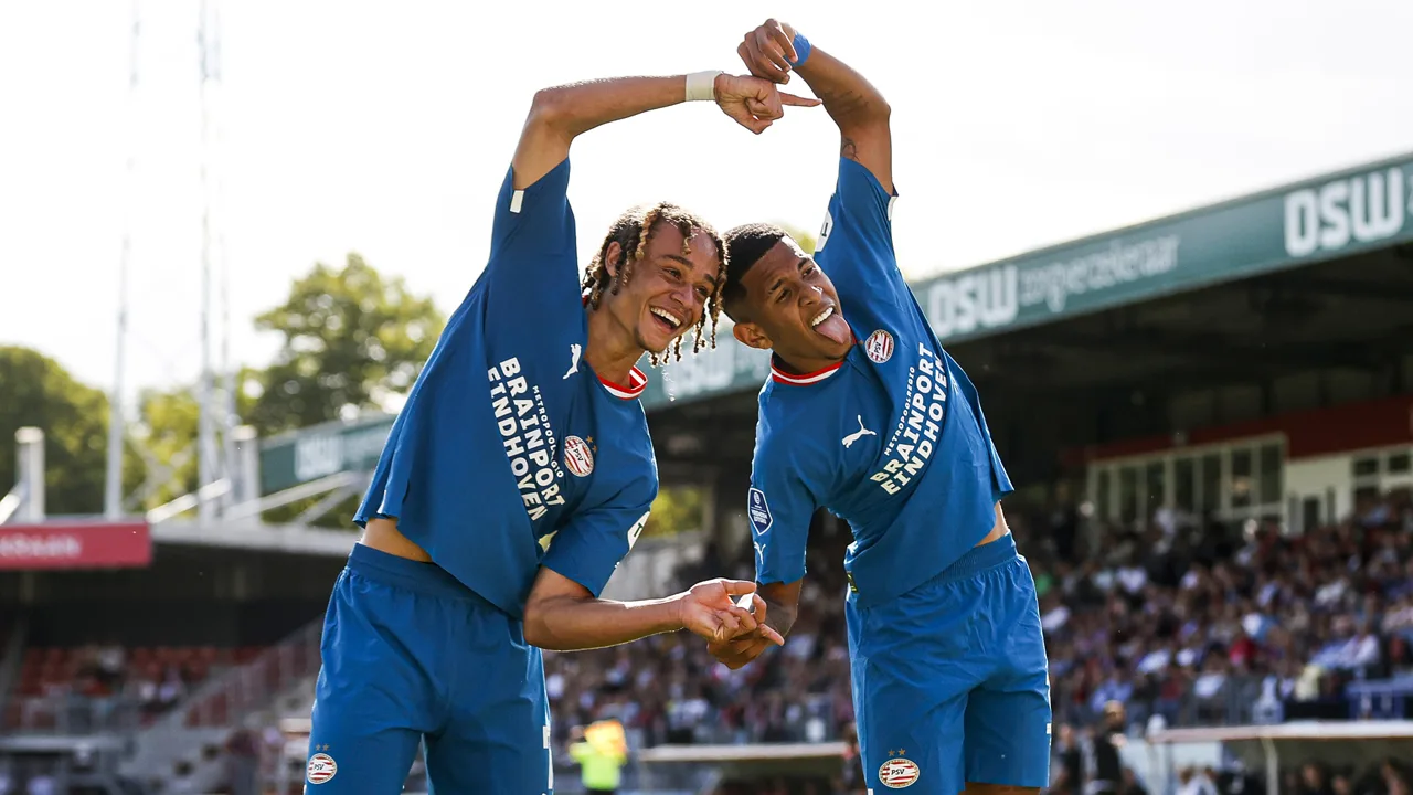 PSV makkelijk langs zwak Excelsior en blijft winnen in Eredivisie