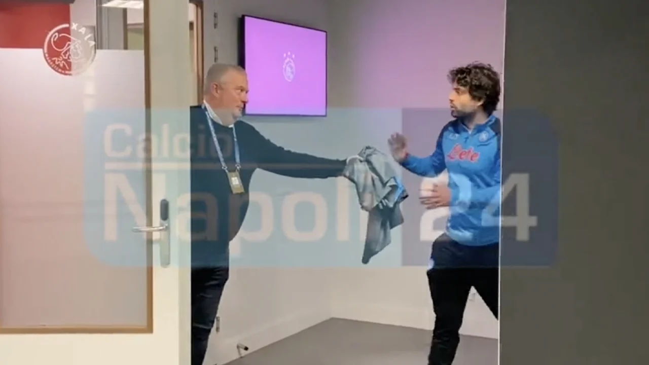 Video: Ajax weigert shirtjes te ruilen met Napoli na ontluisterende nederlaag