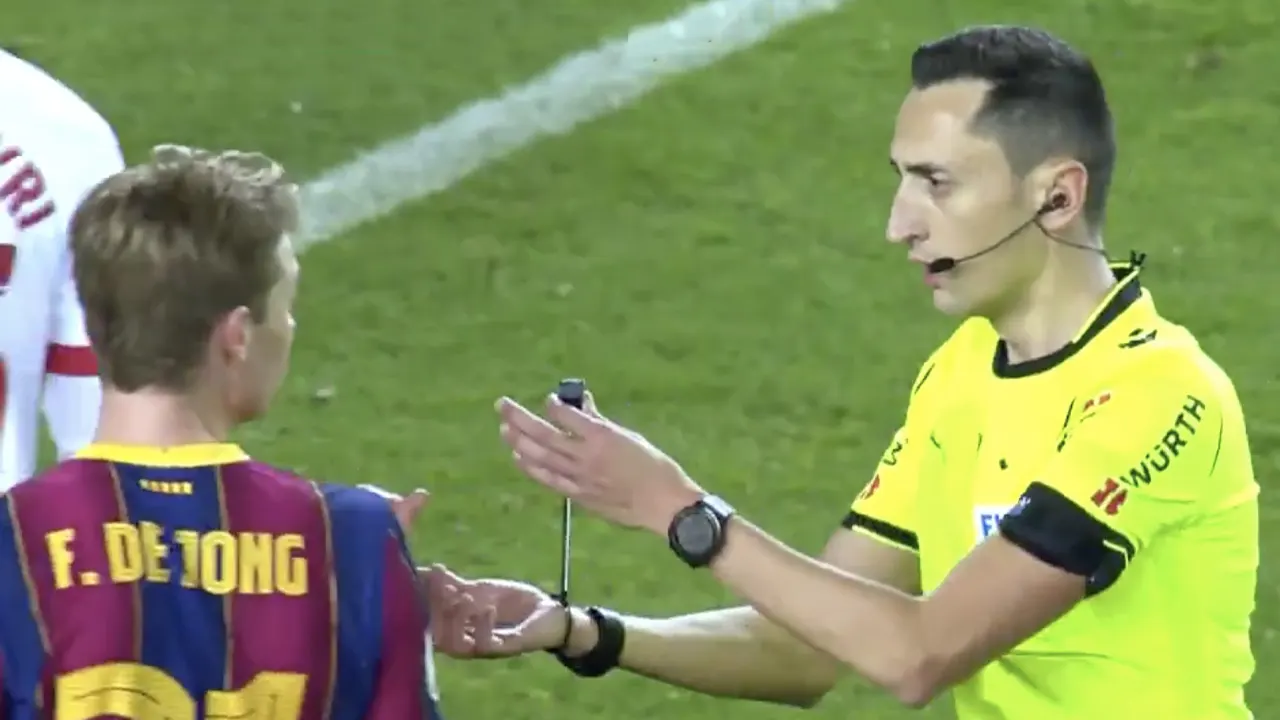 Scheidsrechter biedt fluitje aan bij klagende Frenkie de Jong