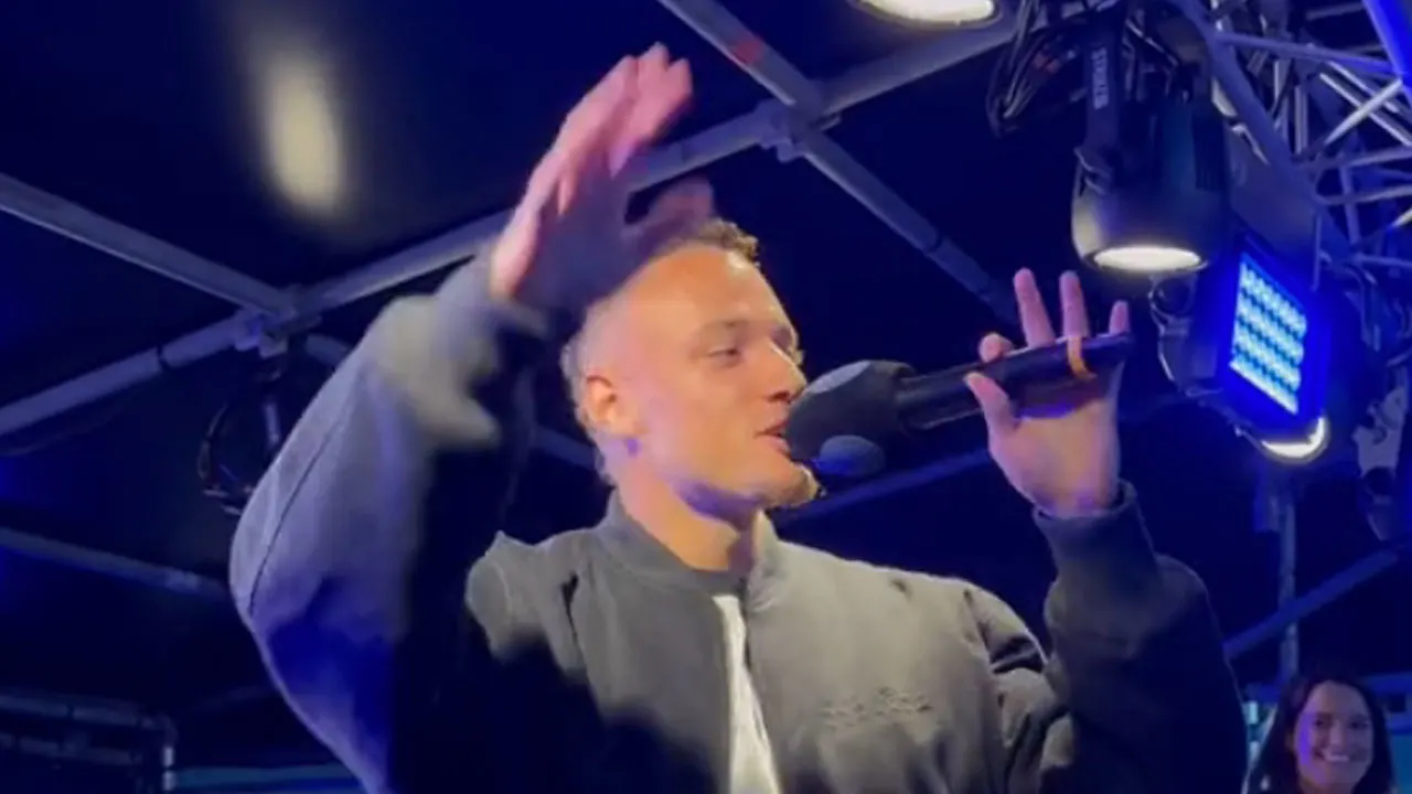 Video: Noa Lang neemt met eigen hit in stijl afscheid van Club Brugge