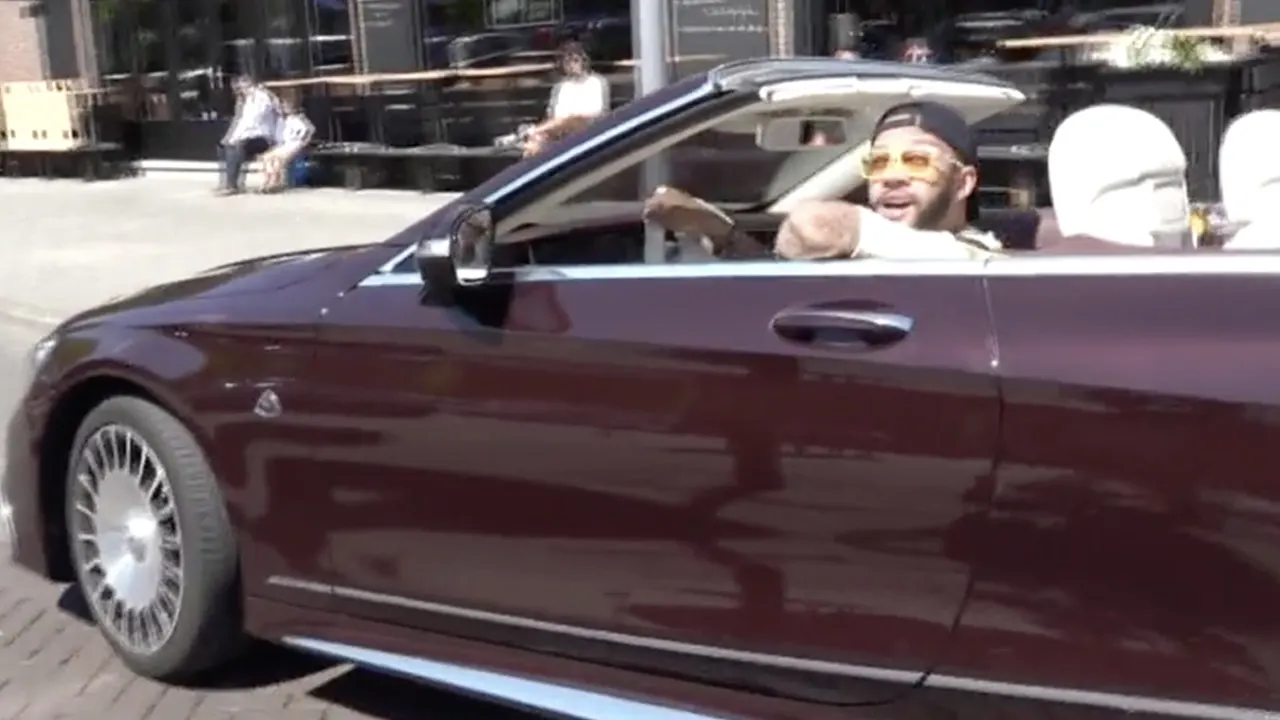 Memphis sneert naar politieagent: 'Jaloers mannetje!'