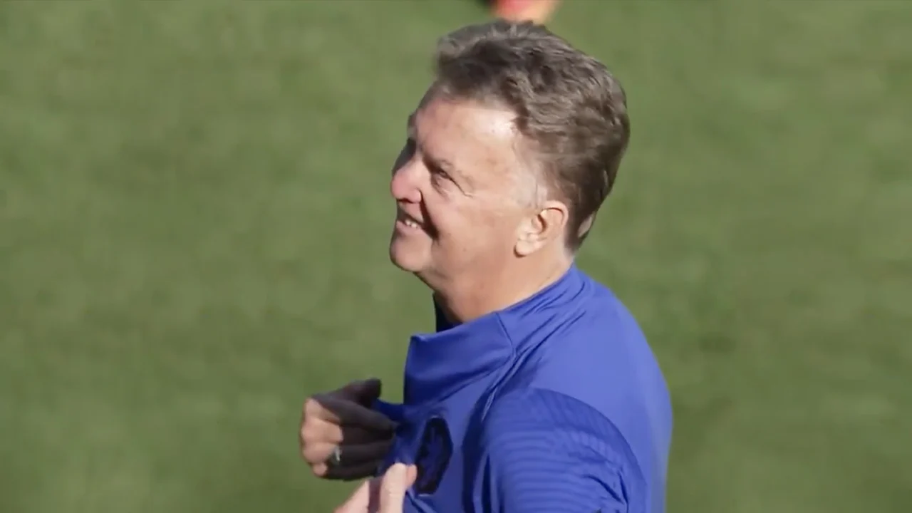 VIDEO - Bondscoach tijdens training: 'Dat is het voordeel met Van Gaal: altijd in de zon'