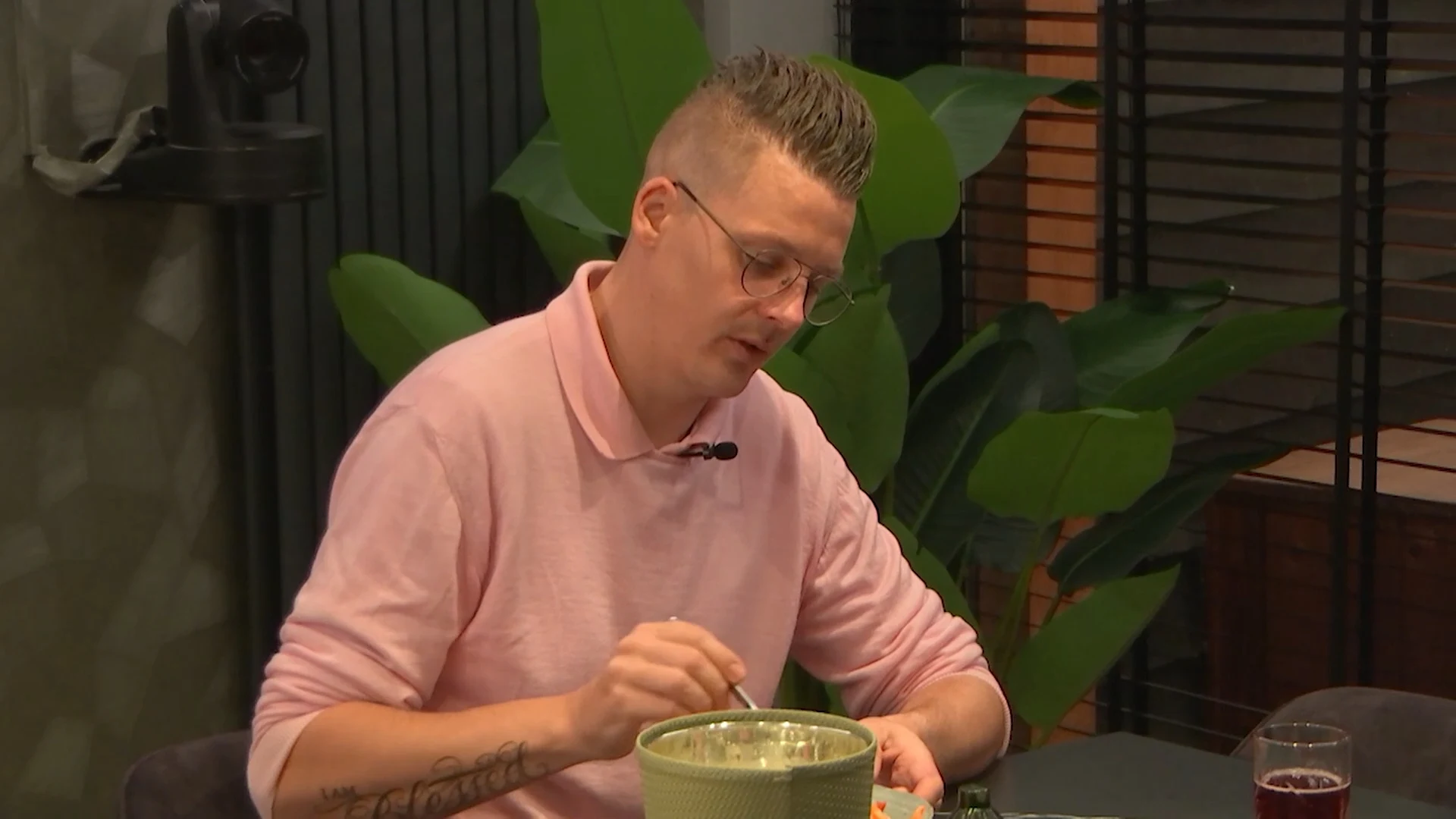 Lang Leve de Liefde-deelnemer is duidelijk van de oude stempel: 'Als een vrouw niet kookt...'