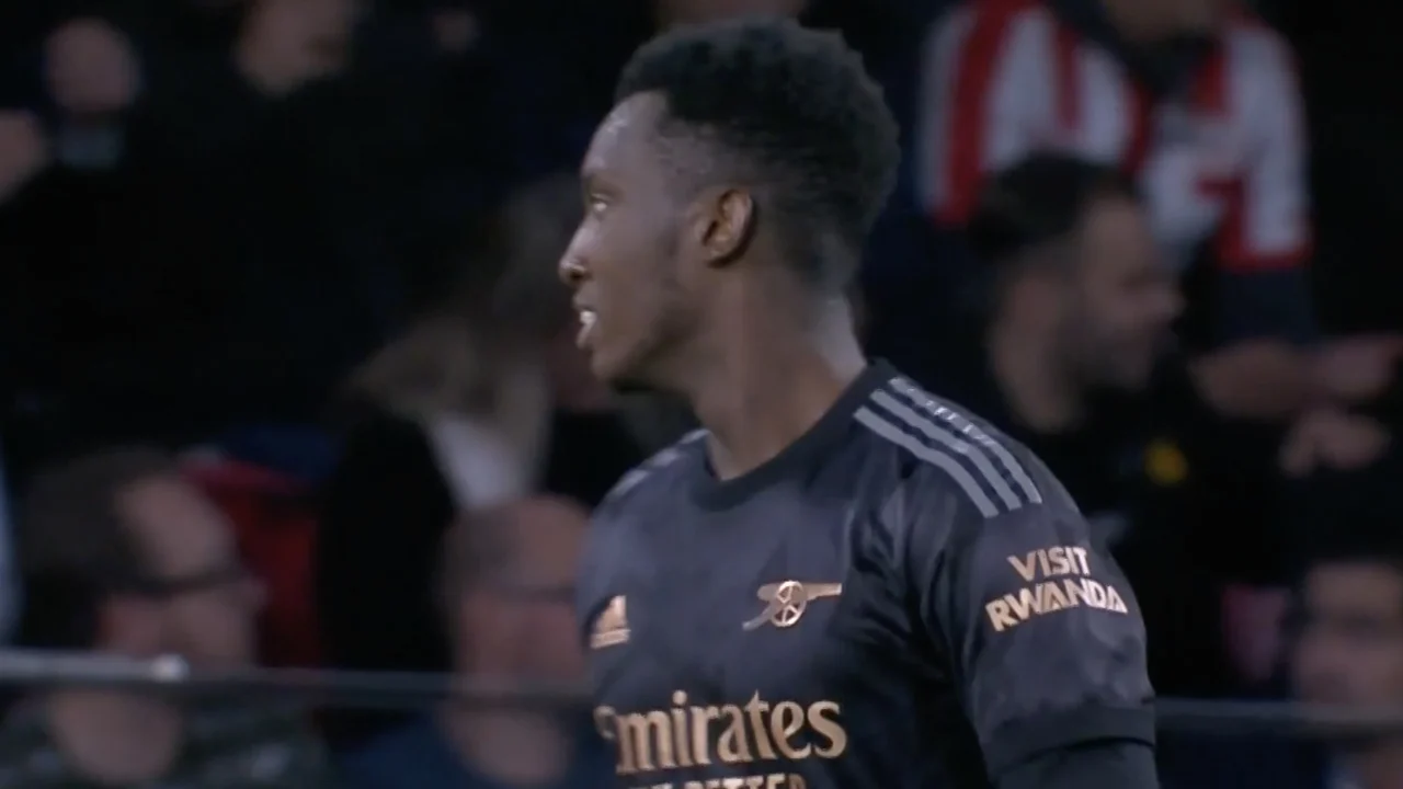 KANS: Nketiah schiet halve meter naast de goal van Benitez