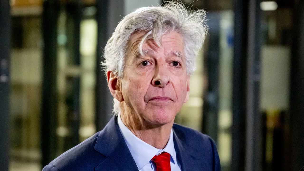 Plasterk niet vervolgd voor mogelijk gesjoemel bij medisch bedrijf