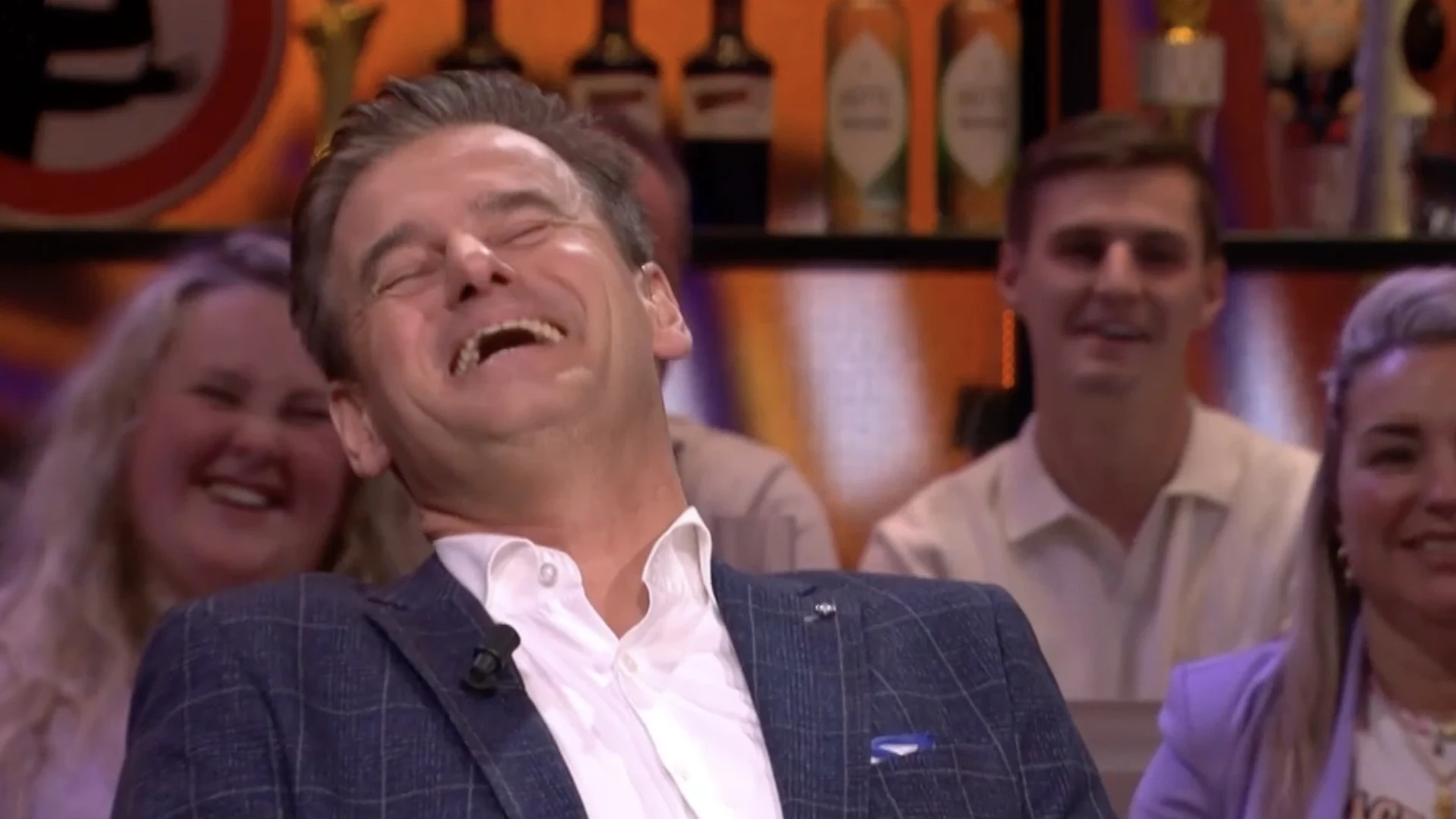 Wilfred gaat helemaal stuk om eigen mop: ‘Die stond in de Suske en Wiske!’