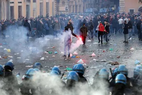 'Feyenoord-fans veroordeeld tot celstraf na rellen in Rome'