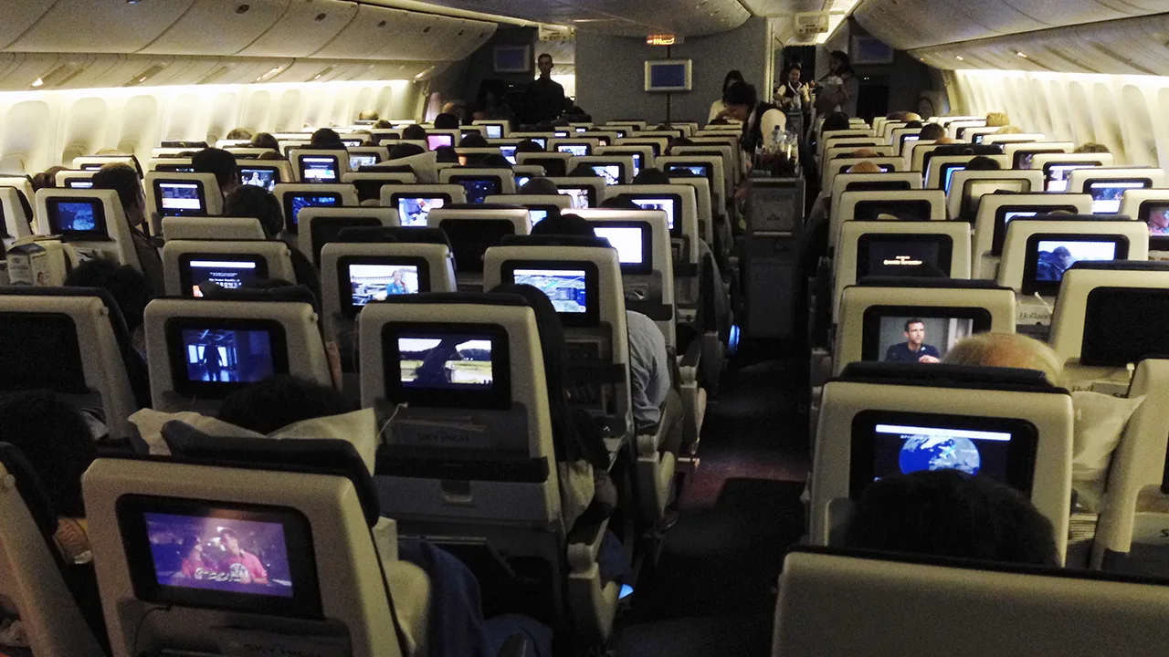 Vliegtuig keert na twee uur om na zware diarree passagier: 'Het zat overal'