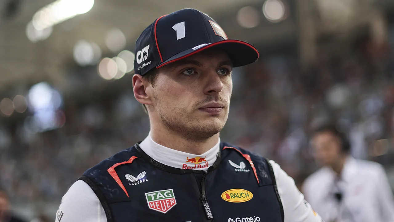 Max Verstappen moet zege in Jeddah door tijdstraf aan Piastri laten 