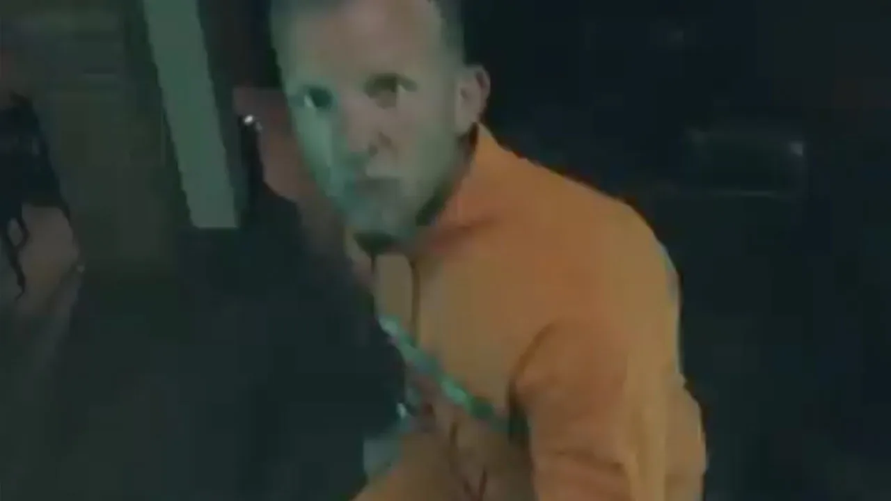 Ook Dirk Kuyt hakt erop los in het Koning TOTO EK-trainingspak!