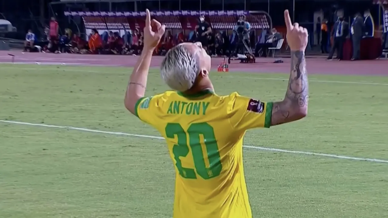 VIDEOGOAL: Ajacied Antony maakt zijn allereerste interlandgoal voor Brazilië