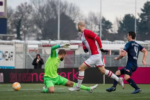 PSV verspeelt in slotfase punten bij Emmen
