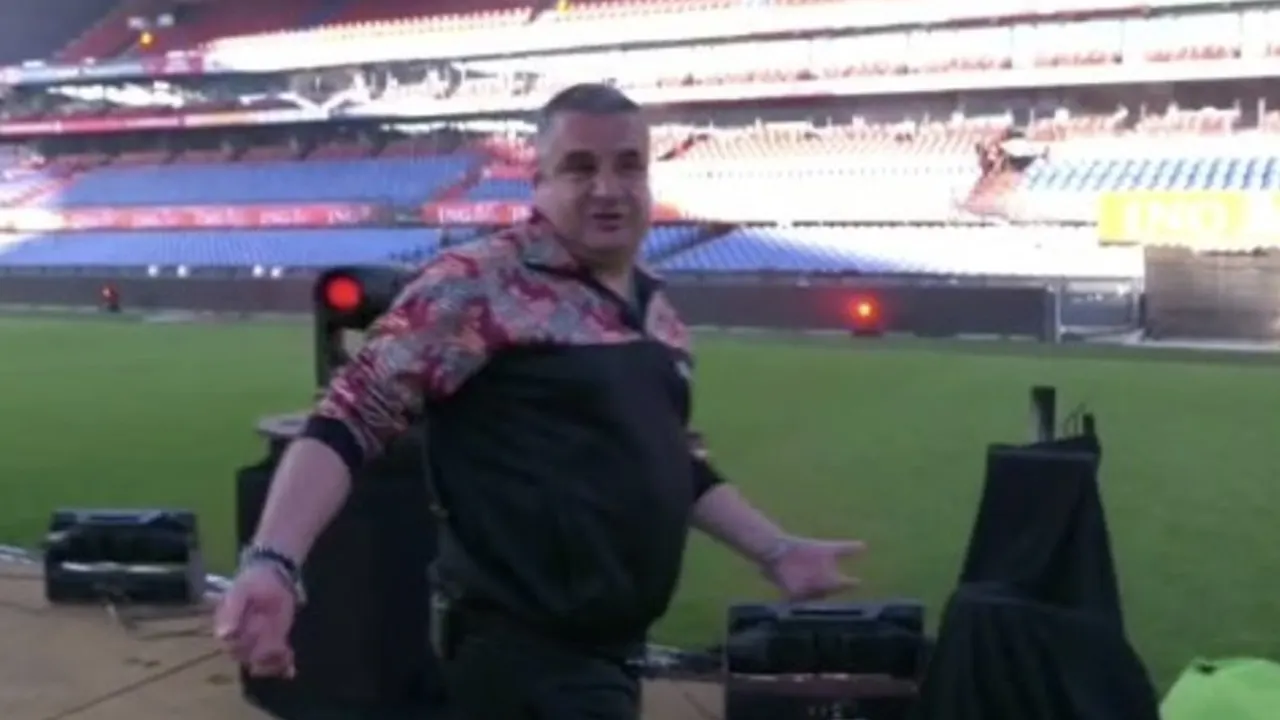 PSV-fan Frank Lammers stoot keihard zijn hoofd in De Kuip: 'Ooh kut, auw!'