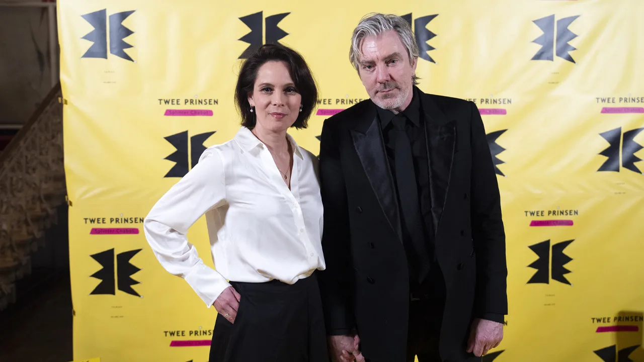 Ruud de Wild verschijnt hand in hand met Igone de Jongh op rode loper
