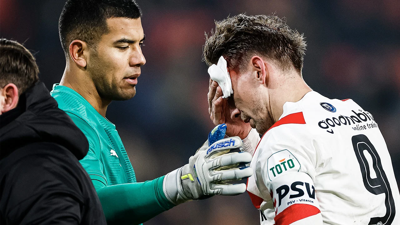 Dubbel pech voor PSV: gemiste penalty en uitvallen Luuk de Jong