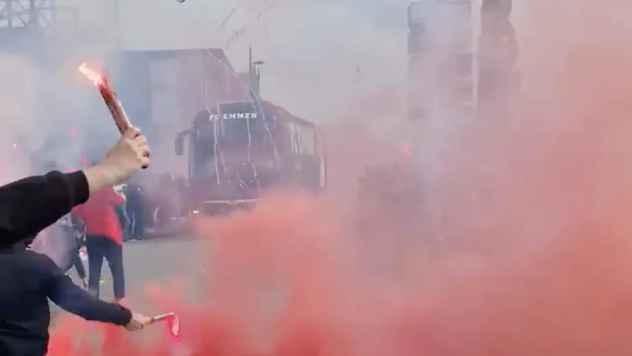 VIDEO: Honderden fans zwaaien spelersbus FC Emmen uit voor reis naar Venlo