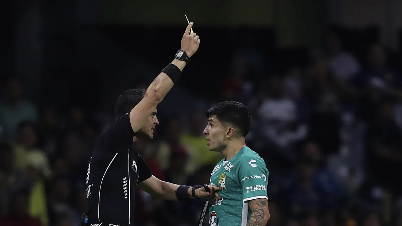 Scheidsrechter die knietje in klokkenspel gaf krijgt 12 wedstrijden schorsing