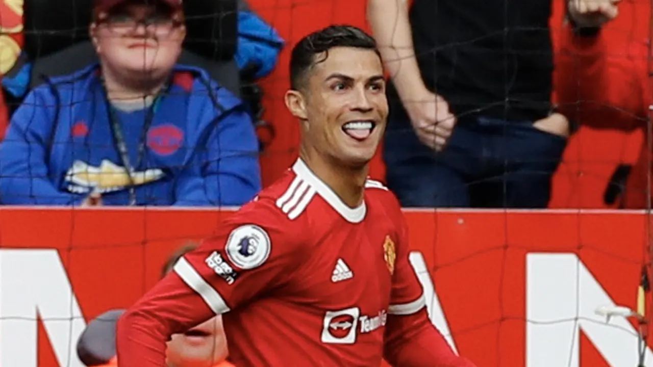 Ronaldo viert rentree bij ManUnited met 2 treffers en koppositie