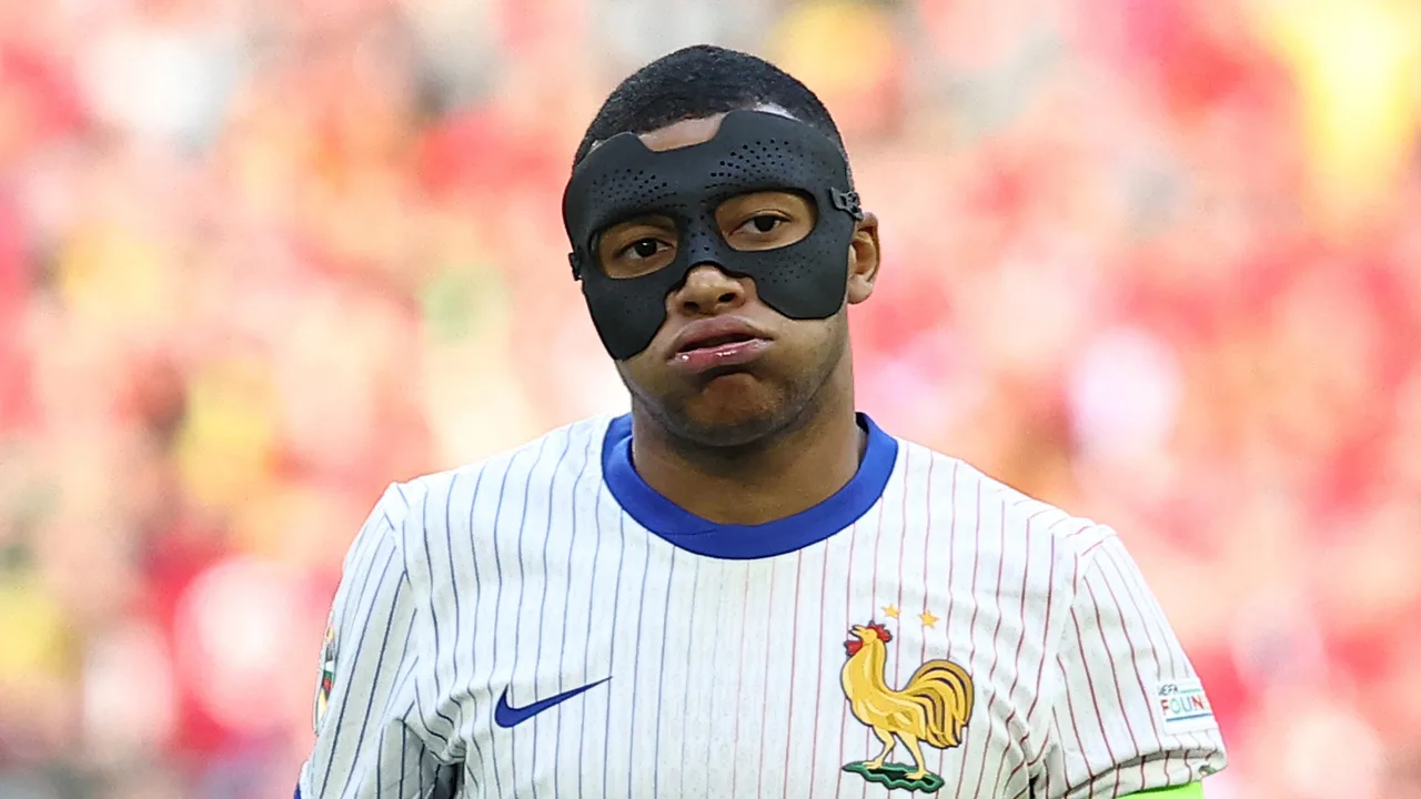 Mbappé moet ook rest van EK nog met masker spelen