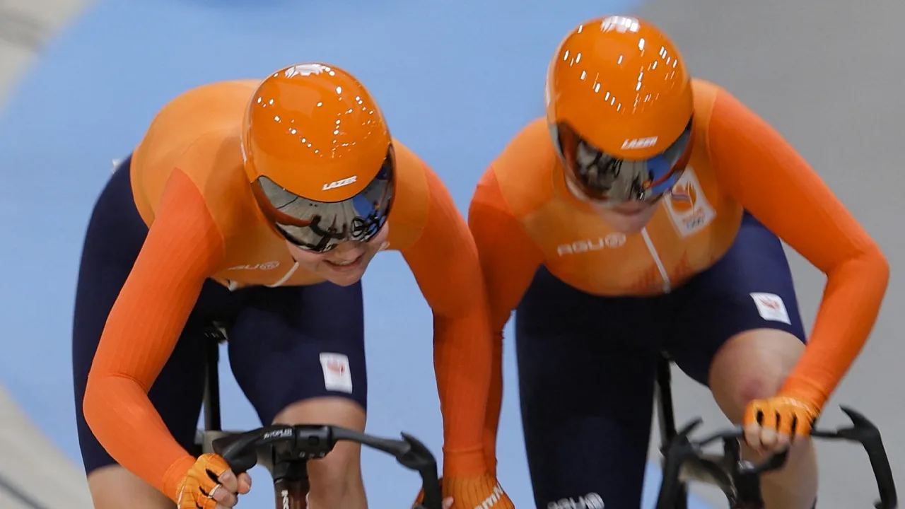 Baanwielrensters Van der Duin en Van Belle grijpen verrassend brons op koppelkoers