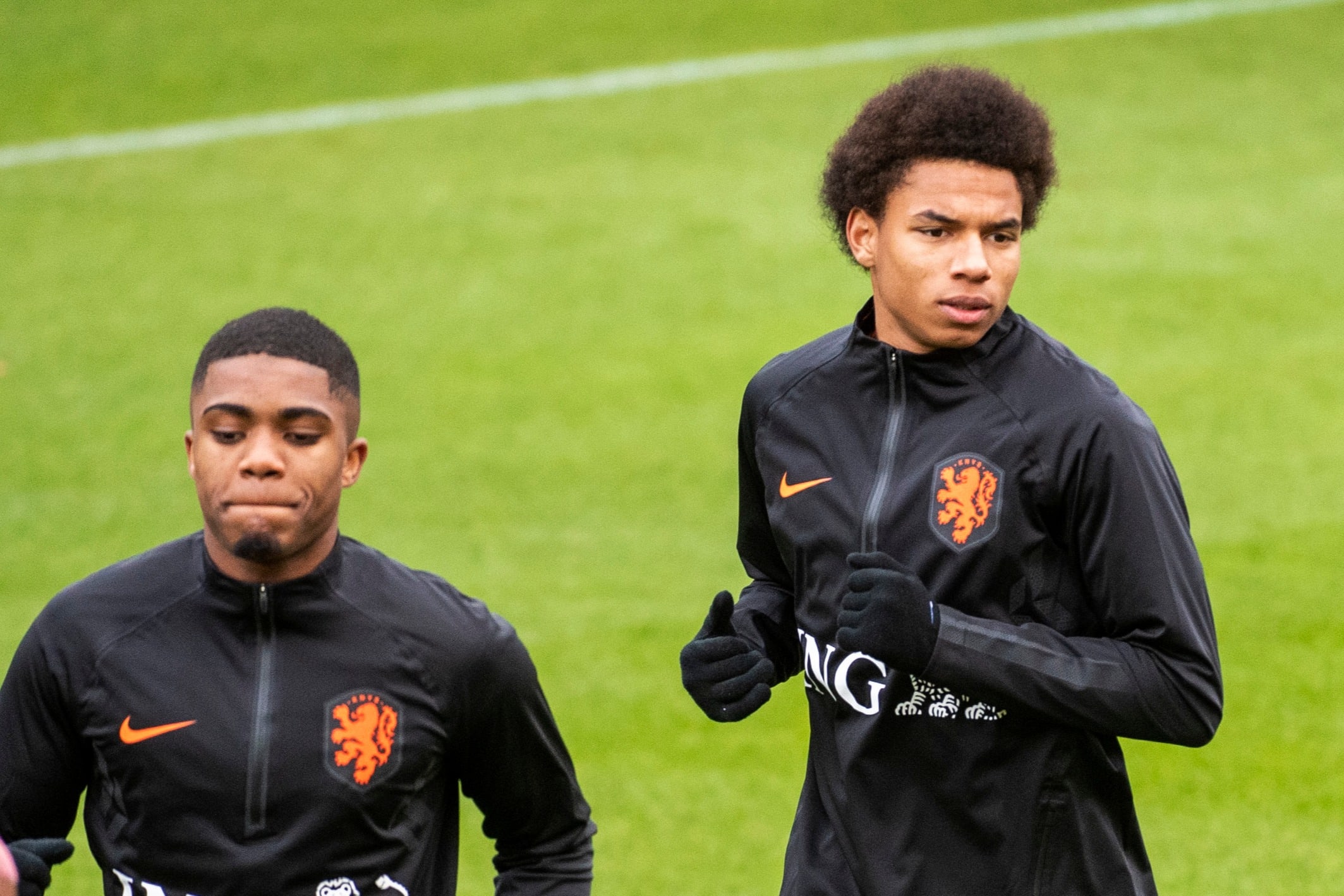 Boadu en Stengs genieten samen bij Oranje