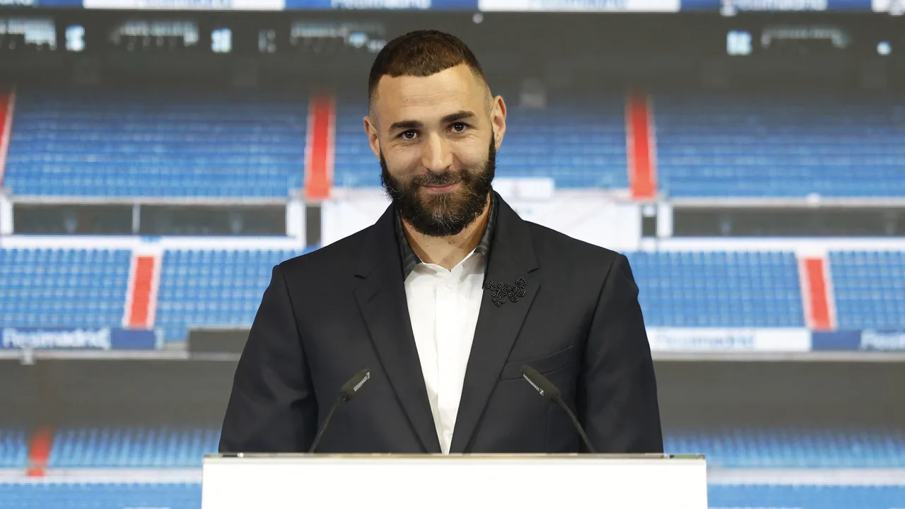 Officieel: Benzema tekent contract en gaat naar Al-Ittihad in Saudi-Arabië