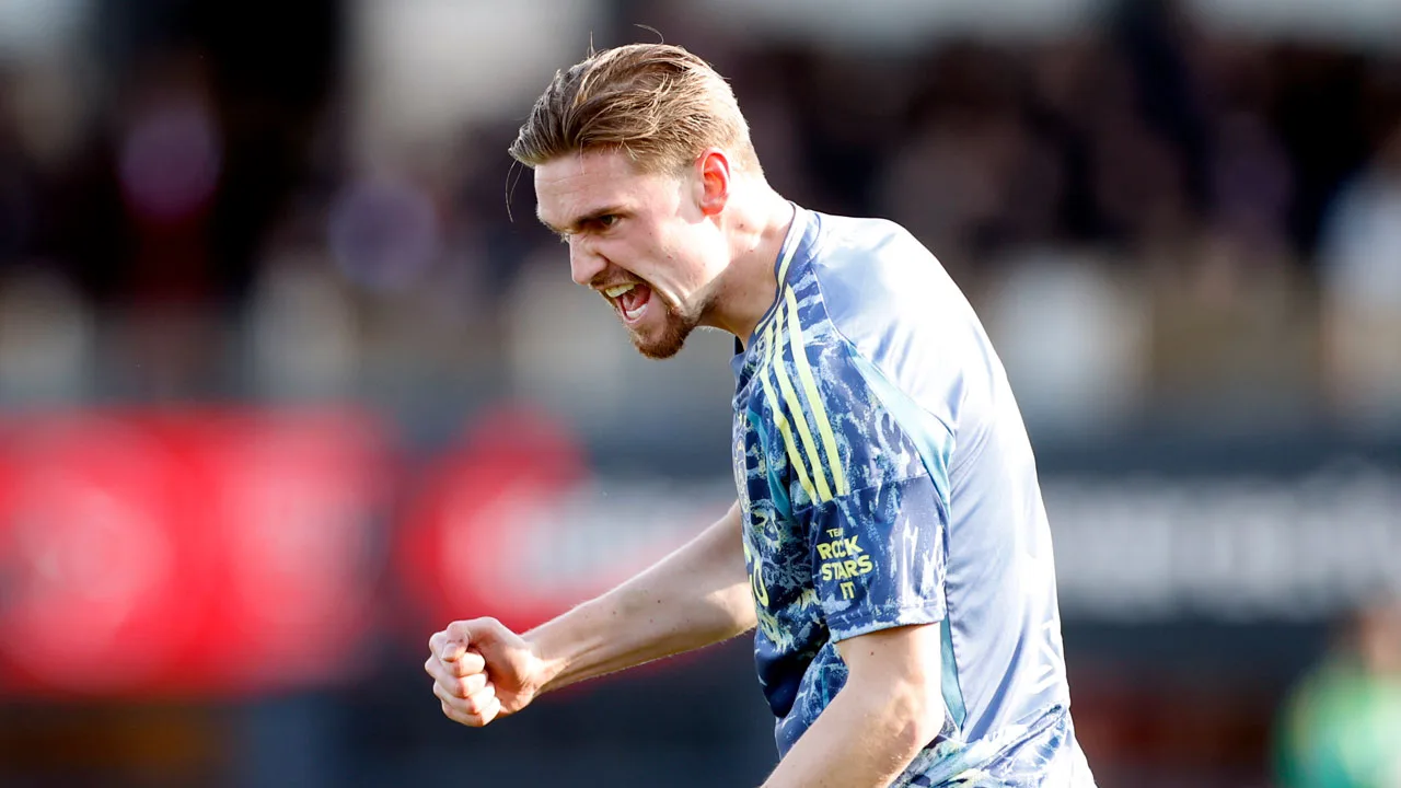 Ajax verstevigt koppositie met nipte uitzege op Almere City