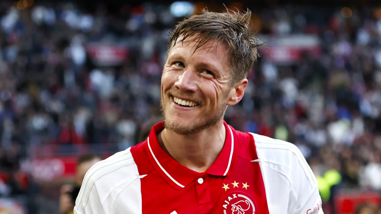 Weghorst helpt Ajax in blessuretijd langs FC Groningen met goal en assist