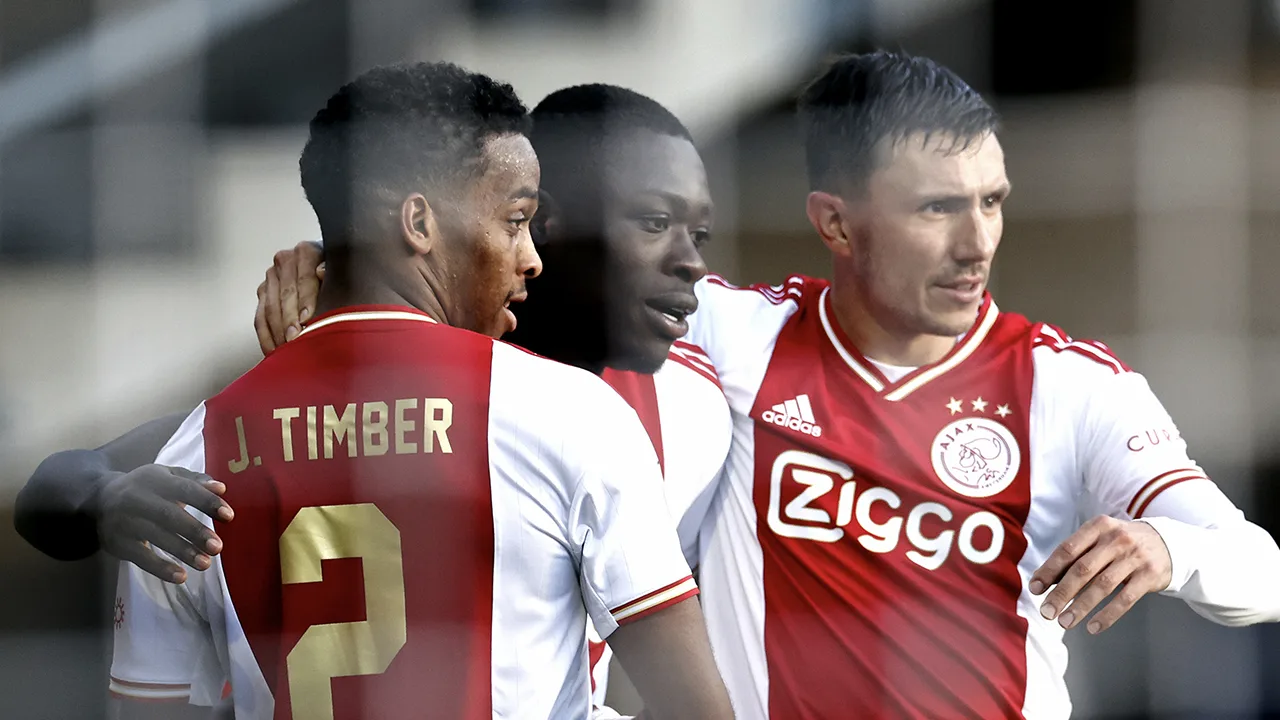 Ajax kruipt door oog van de naald tegen hekkensluiter Volendam