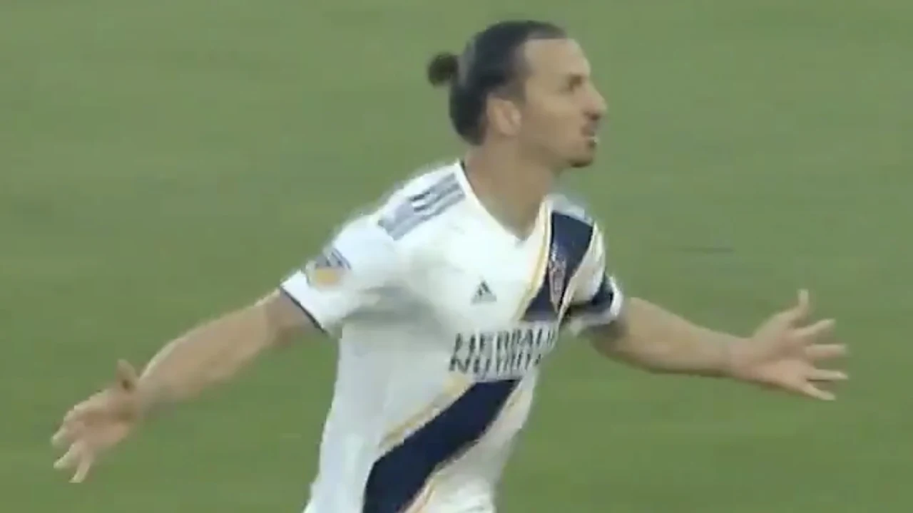 VIDEO: Zlatan scoort fenomenale hattrick en scheldt staflid tegenstander uit