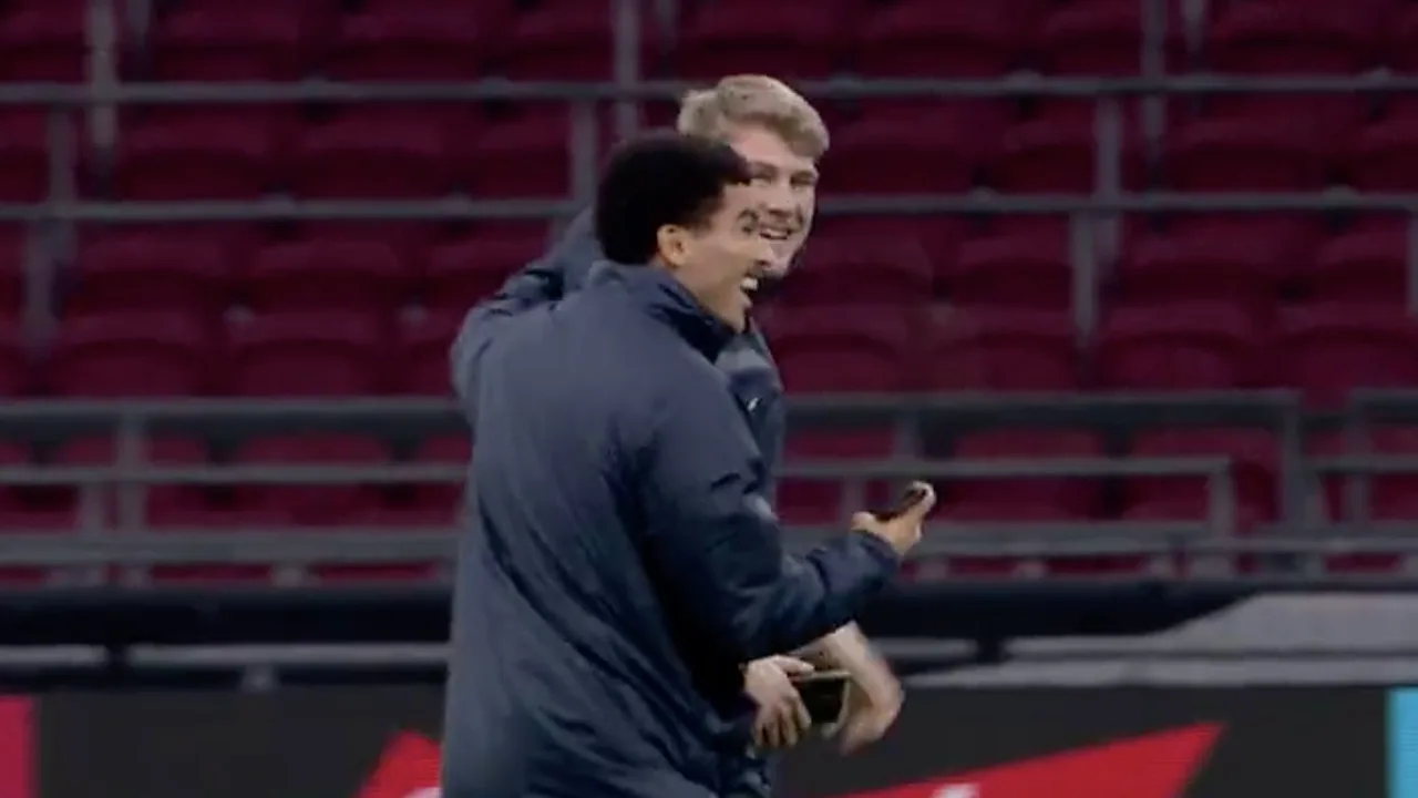 VIDEO: AZ-spelers in Johan Cruijff Arena zien Verstappen wereldkampioen worden