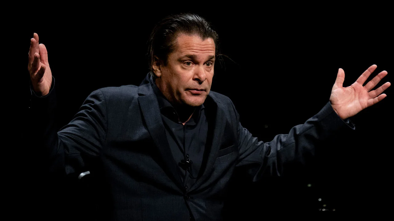 Hans Teeuwen reageert op politie-inval: 'Zwaar overtrokken'