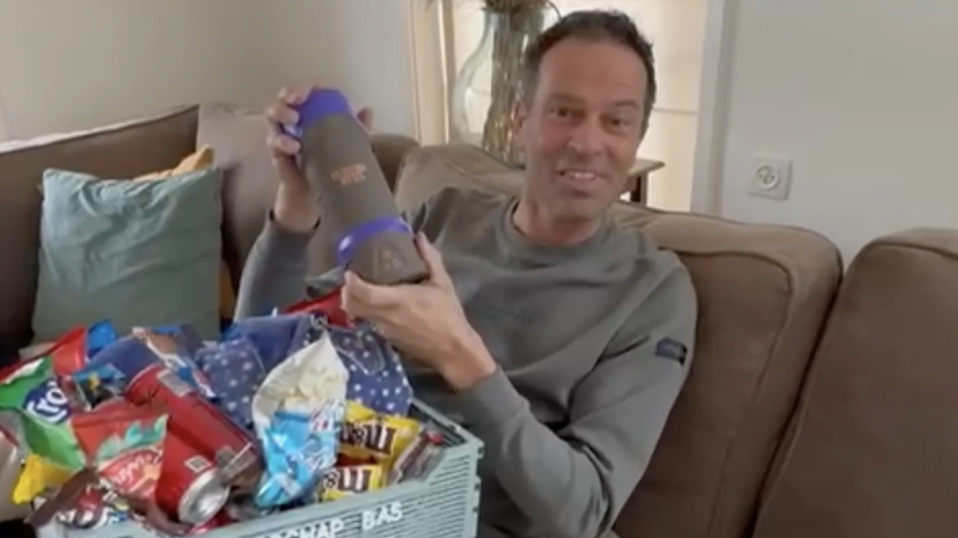 Bas Nijhuis vindt seksspeeltje in beterschapspakket Vandaag Inside: ‘Als ik hier niet beter van word…’