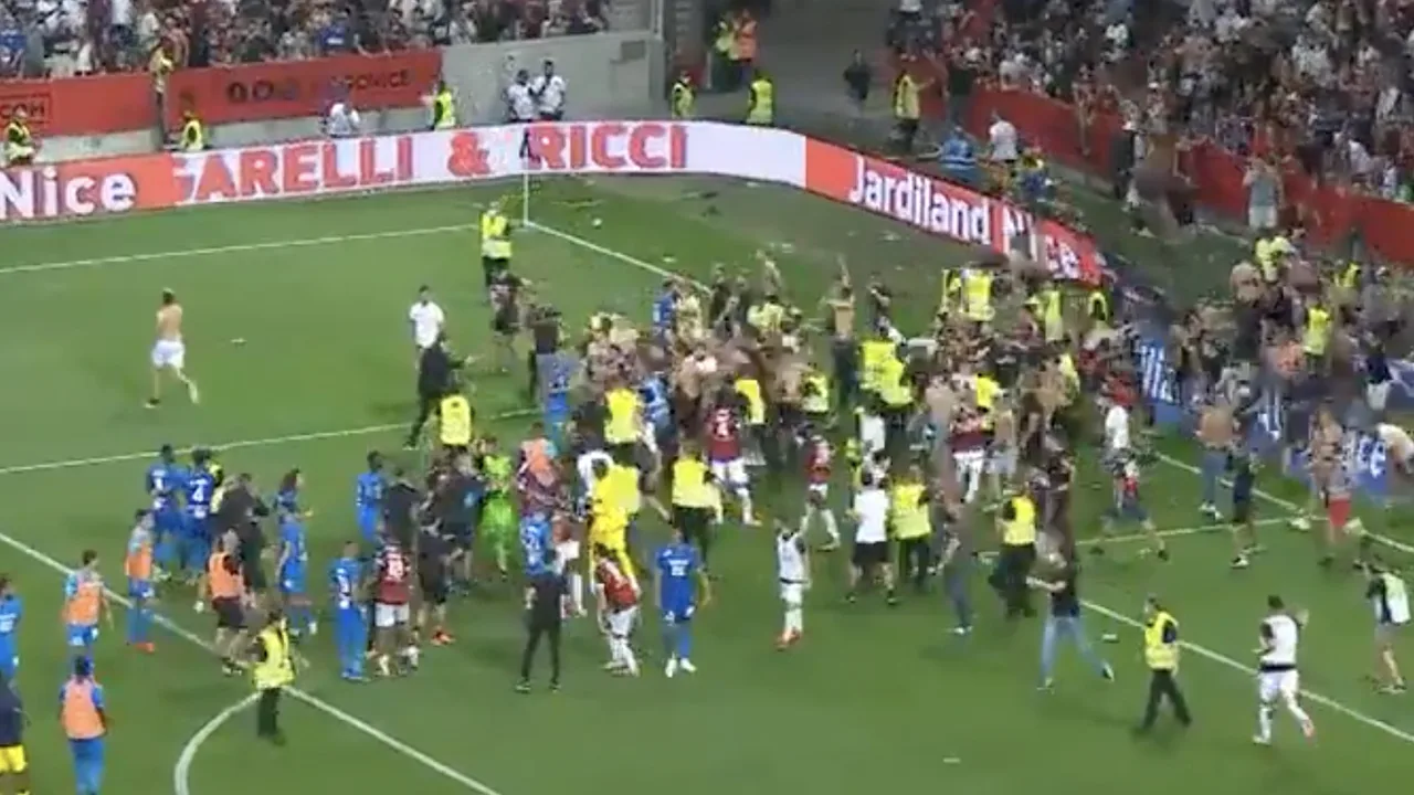 Nice-supporters komen veld op en vallen Marseille-spelers aan