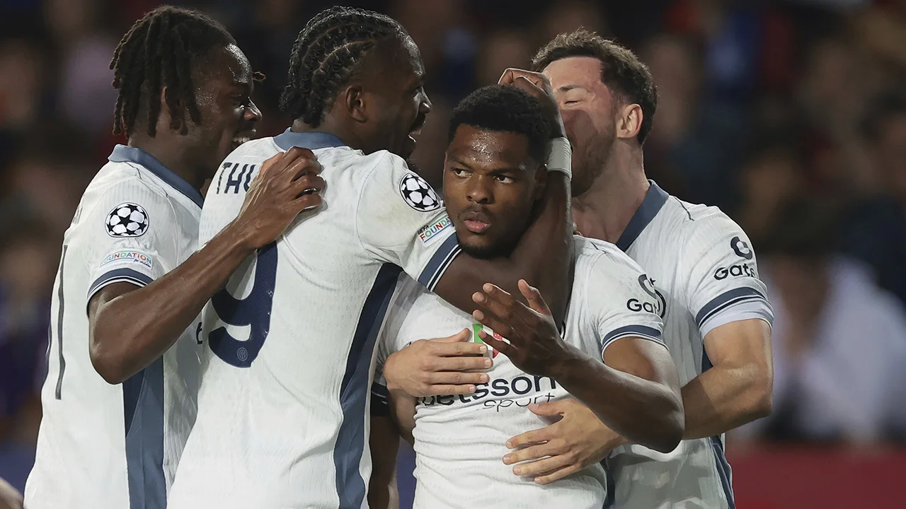 Inter met uitblinker Dumfries houdt Barcelona op gelijkspel