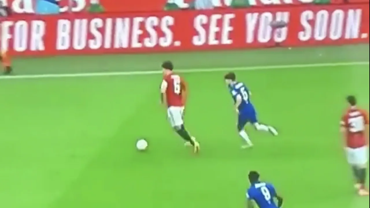 'Man van 87 miljoen' Maguire stuntelt in onnavolgbare dribbel