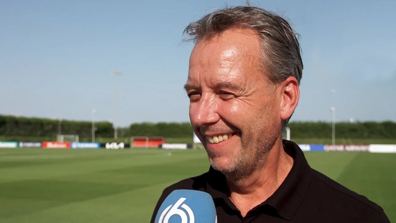 Valentijn vindt verloren telefoon Louis van Gaal op wc in Qatar